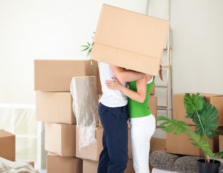 Submitting a detailed complaint about a moving service issue